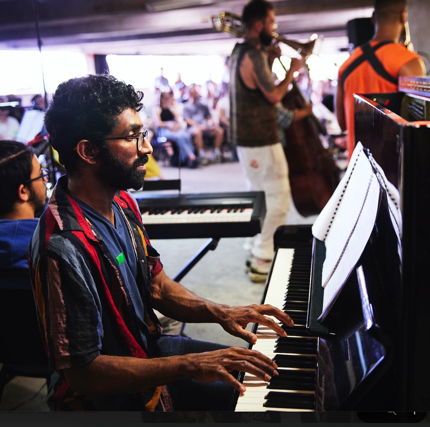 Kausikan Rajeshkumar au clavier avec le Multi-Story Orchestra