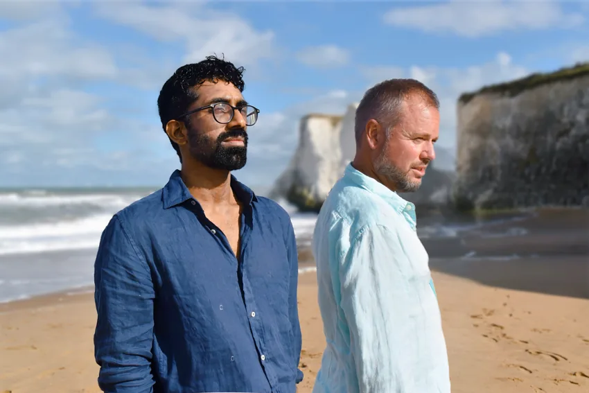 Kausikan Rajeshkumar et Nicholas Martin, Nexus Duo, devant les falaises