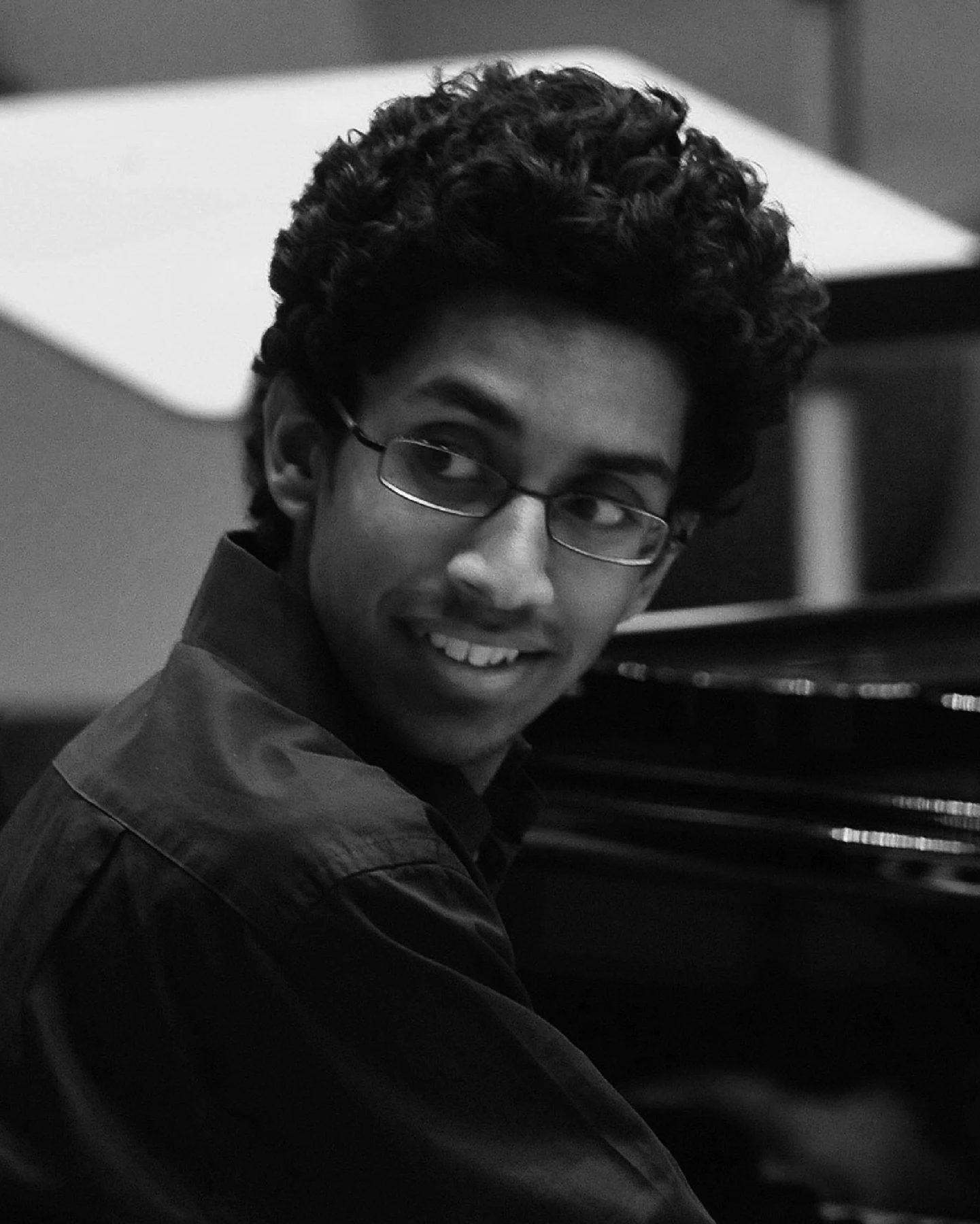 Kausikan Rajeshkumar au piano, portrait en noir et blanc